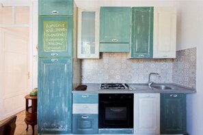 Frigorifero, microonde, forno, piano cottura