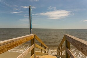 On the beach - Oceanfront, 2 BR 2 BA, Walk to Village, Private Beach (Saint Simons Island)