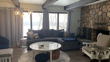 TV connectée, cheminée, livres