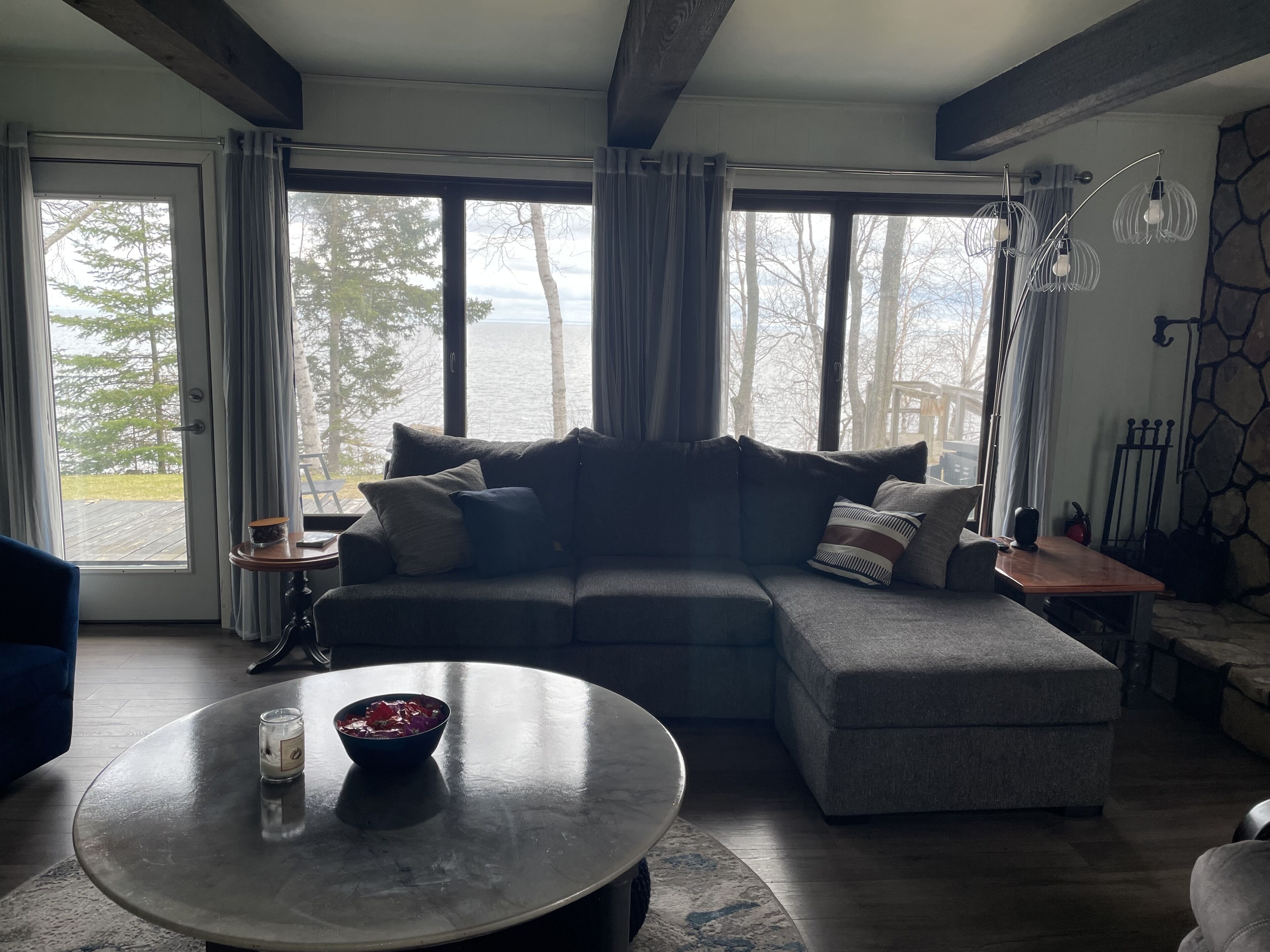 智能电视、壁炉、书