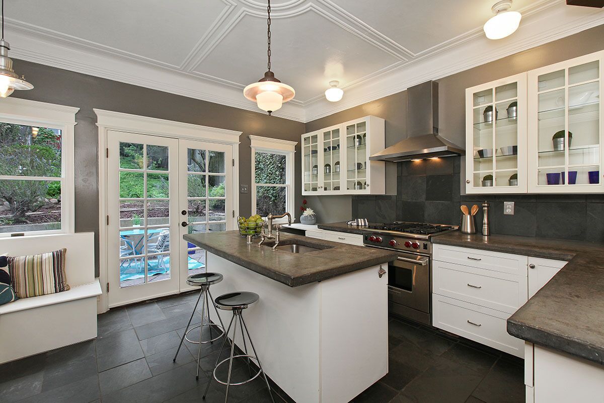 Microondas, lavavajillas, cafetera/tetera, utensilios de cocina