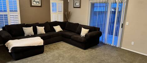 Televisión, reproductor de DVD y libros