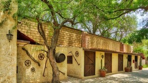 Un edificio tradicional con techo de tejas, pared de ladrillo y un patio empedrado.