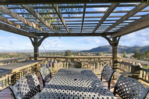 Outdoor dining - Hope Haven, Christian Setting,  Sleeps 76. 20Baths, Ideal for Groups & Churches (Perris)