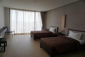 A hotel room with two beds, a desk, and a chair. - Paradise Beach Resort (Ban Chang)