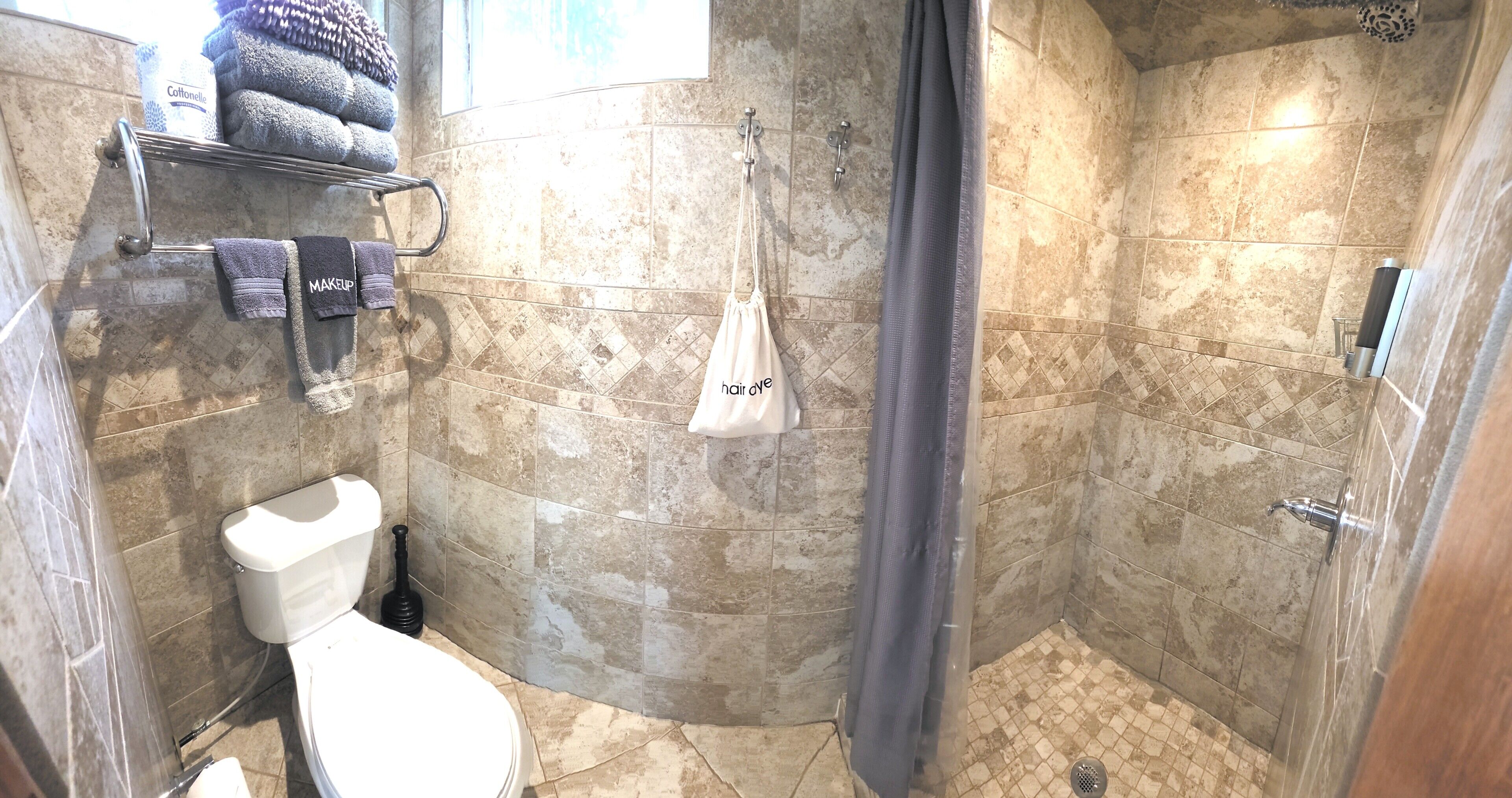 Een douche, een haardroger, handdoeken, zeep