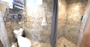 Doccia, asciugacapelli, asciugamani, sapone