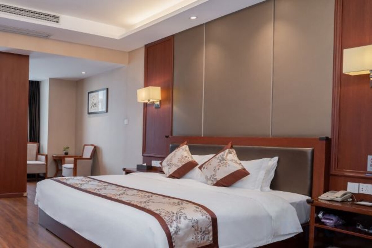Cure Big Bed Room - Nice View Outside The Window - Spacious And Bright