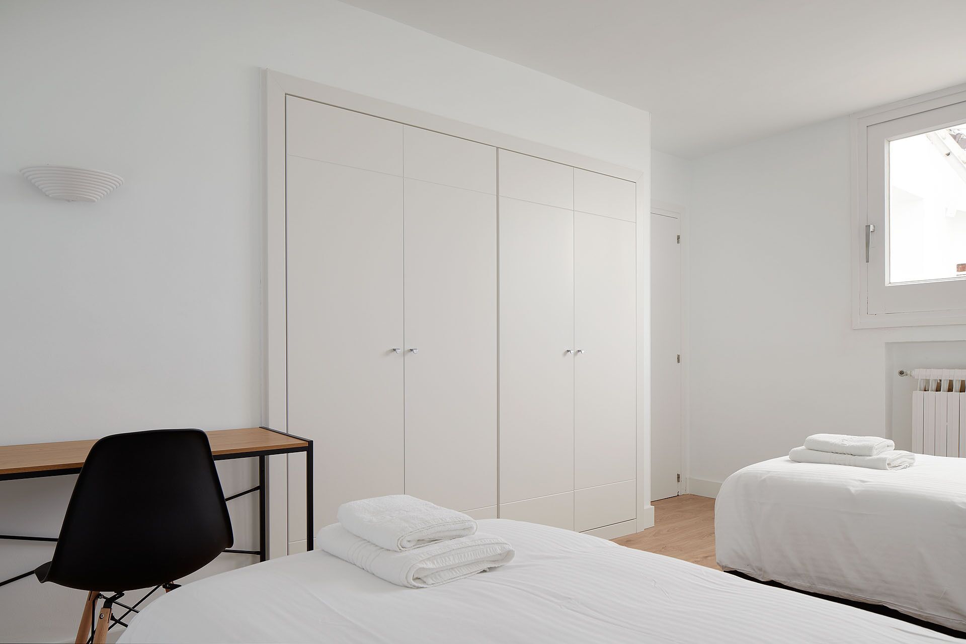 8 slaapkamers, een strijkplank/strijkijzer, reisbedje, gratis wifi