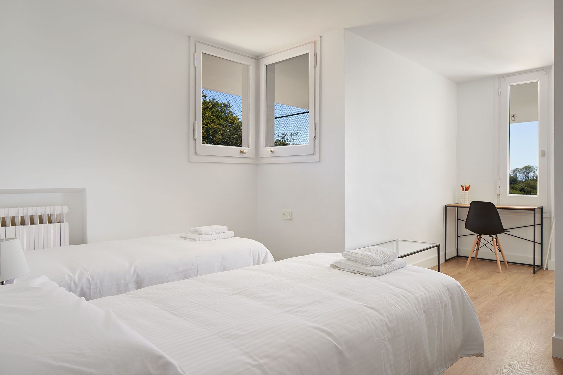 8 habitaciones, tabla de planchar con plancha y cuna de viaje 