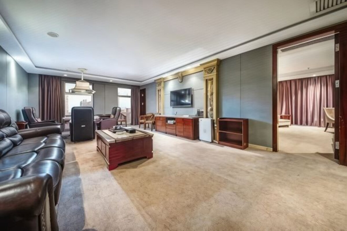 Amplia sala de estar con un sofá, una mesa de centro y un televisor.