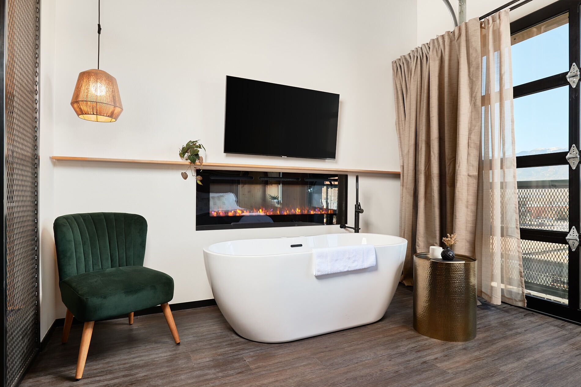 mountain king suite | deep-soaking bathtub