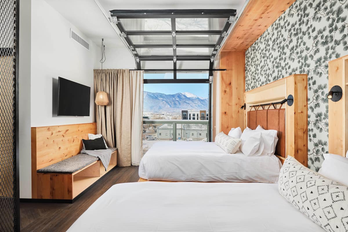 Signature tweepersoonskamer, 2 queensize bedden, uitzicht op bergen | Luxe beddengoed, individueel gedecoreerd, verduisterende gordijnen