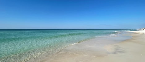 Chaises longues, serviettes de plage