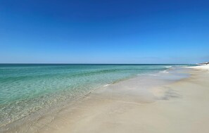 A beach with clear water and a sandy shore. - Willow Rose Retreat-Steps to Pool-Walk to Inlet Beach+30Avenue+Rosemary Beach (Inlet Beach)