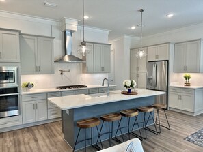 冰箱、微波炉、烤箱、炉灶