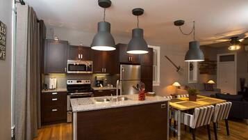 Een koelkast, een microgolfoven, een oven, een kookplaat