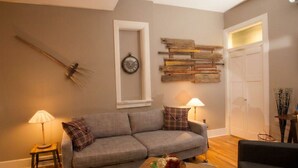 Smart TV - Vetehuset-Skorda Quiet Loft with Private Elevator (Lindsborg)