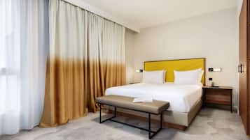 スイート キングベッド 1 台 | 1 室のベッドルーム、セーフティボックス (室内)、デスク、ノートパソコン用作業スペース