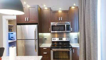 Refrigerador, microondas, horno, placa de cocina