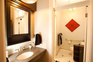 Shower, eco-friendly toiletries, hair dryer, towels - Vetehuset-Plantera Loft with Private Elevator (Lindsborg)