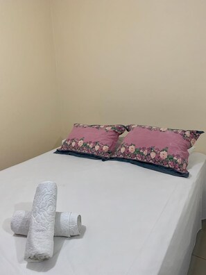 Ropa de cama de alta calidad, minibar y decoración personalizada 