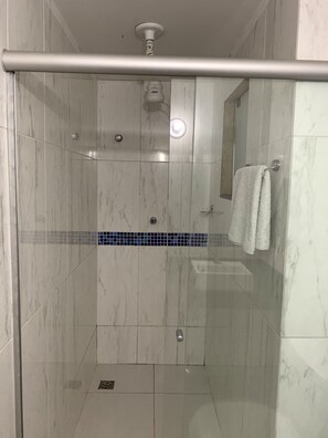 Comfort Single Room, 1 Large Single Bed | Bathroom | Shower, towels, soap - Pousada Jardim Brasília (Brasília)