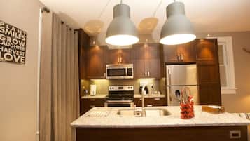 Coffee/tea maker, fridge, microwave, oven