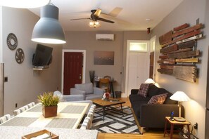 Smart TV, streaming services - Vetehuset-Plantera+Skorda: Loft "Two Apts in One" (Lindsborg)