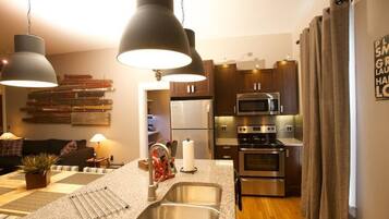 Een koelkast, een microgolfoven, een oven, een kookplaat