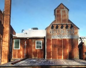 Un bâtiment rustique sur lequel on peut lire l’inscription suivante : « VETERUS LINDSBORG ».
