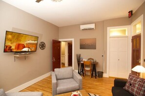 Smart TV, streaming services - Vetehuset-Plantera+Skorda: Loft "Two Apts in One" (Lindsborg)