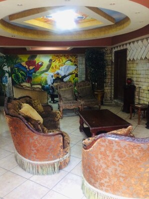 Coin salon dans le hall