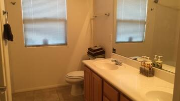 Duschwanne, Haartrockner, Handtücher, Seife