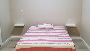 1 chambre, fer et planche à repasser, Wi-Fi gratuit, draps fournis