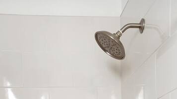 Ducha, toallas, jabón, papel higiénico