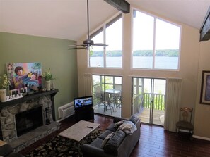 House | Ruang tamu | TV, pendiangan 