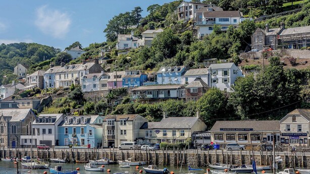 A coastal town with a marina filled with boats, a prominent Harbour Moon Inn, and houses on a hillside. - 1 bedroom accommodation in Looe (Looe)