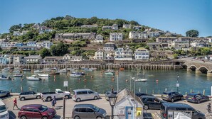A coastal town with a marina, parked cars, and a bridge. - 1 bedroom accommodation in Looe (Looe)