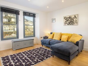 Living area - 1 bedroom accommodation in Looe (Looe)