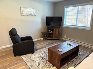 TV - Lakeside Serenity: Charming One-Bedroom Villa (Bridgman)