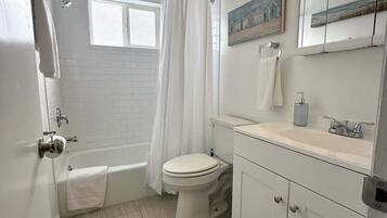 Douche, sĂšche-cheveux, serviettes fournies