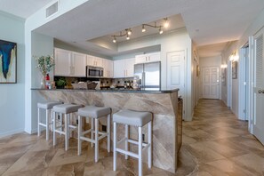 Mikrobølgeovn, ovn, oppvaskmaskin og kaffetrakter/tekoker