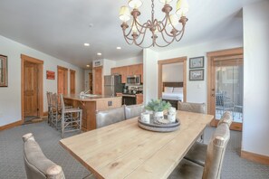 Dining room - Springs 8829 (Keystone)