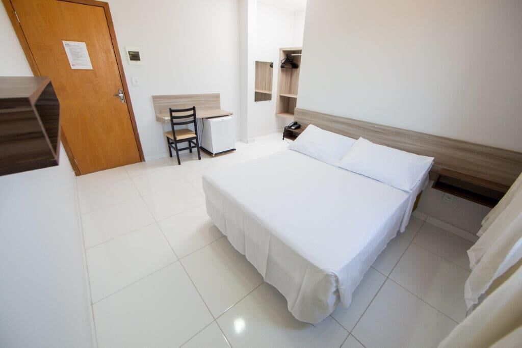 Une chambre à coucher avec un lit, un bureau et une chaise.