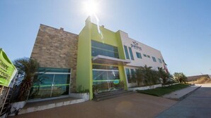 Un edificio moderno con un cartello ben visibile che riporta 