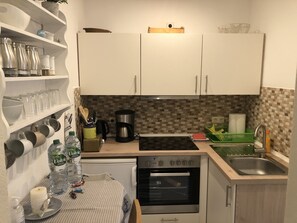 Wasserkocher mit Kaffee-/Teezubehör, Kühlschrank, Ofen, Herdplatte