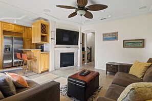 Enjoy a comfortable stay in this cozy living space with a kitchen, flat-screen TV, and seating area.