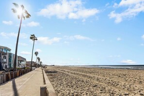 Una spiaggia nelle vicinanze, lettini da mare, teli da spiaggia