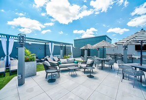 Rooftop terrace - Luxury Furnished Apartments by Hyatus Downtown at Yale (New Haven)